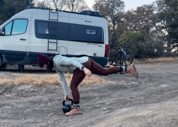 Zamijenite teretanu treningom ovog trenera s šesterostrukim motivima za izgradnju snage cijelog tijela kod kuće.