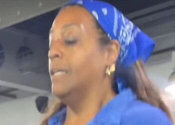 Alison Hammond prikazuje gubitak težine od 11 kilograma u gamašama dok se naveliko vježba u teretani.