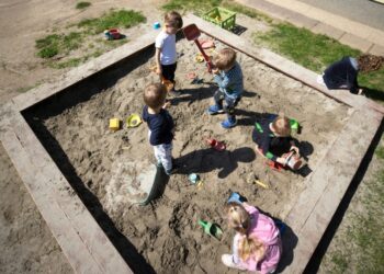 Grad u Hrvatskoj isplaćuje bake i djedove za skrb o djeci