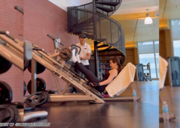 Grace brijač-baja stvarno to drži u teretani