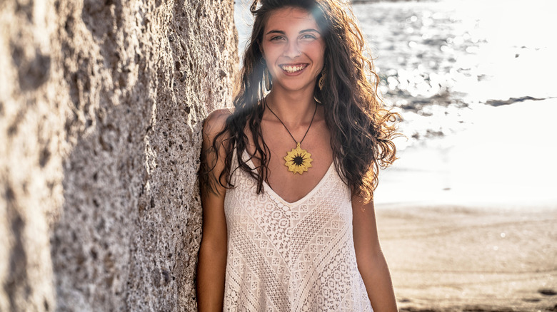 Žena koja nosi ogrlicu na plaži