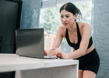 Evo prijedloga: “Kao osobni trener, kada mi nedostaje motivacija za vježbanje, primjenjujem ove tri jednostavne strategije da se ponovno usmjerim.”