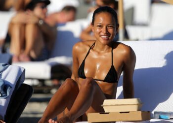 Fotografije plaže i čamca koje prizivaju duh Dana sjećanja