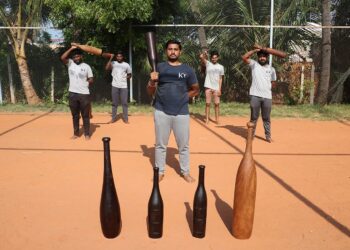 Porezni savjetnik spaja Karlakattai s jogom.