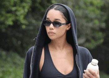 Laura Harrier nosi sportski grudnjak s Birkenstocks i torbu Jacquemus vrijednu 1.190 dolara.