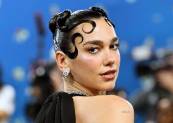 Klulpturalna kosa: Beauty trend za 2025. godinu – kako to postići samostalno