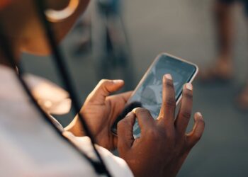 Trebate li kontaktirati bivšeg? Dva stručnjaka daju savjete