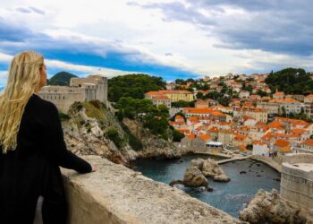 Ova pauza obalnog grada nudi drevne zidove, plaže i letove iz Cardiffa
