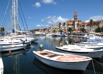 Daleko u Dalmatiji, na obali i u planinama