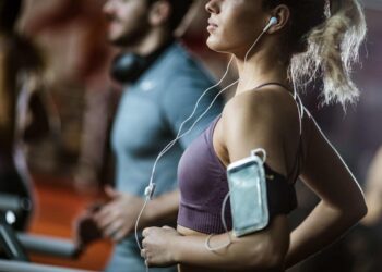 Žena oštro govori Chatty Man iz Gym-a zašto nije zainteresirana za razgovor nakon što nije uzeo nagovještaje: “Molim te, nemoj”