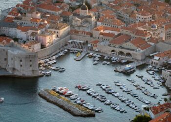 Naslov: Slučajno otkriven potopljeni čamac iz 18. stoljeća pod morem u poznatom gradu Hrvatskoj, Dubrovniku.