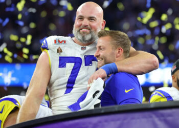 Pogledajte: Sean McVay izvodi čučnjeve i vježba s Andrewom Whitworthom