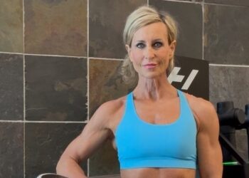 Žena u 50-ima postala je fit nakon perimenopauze uz vježbe za izgradnju mišića