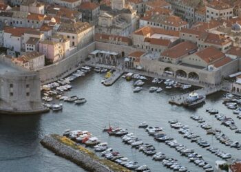 Slučajno pronađen drveni čamac iz 18. stoljeća na morskom dnu izvan stare hrvatske luke