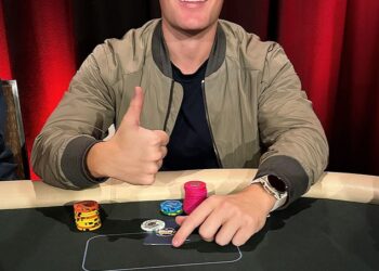 Jackson Warne kao odraz svog pokojnog oca Shanea na dobrotvornoj poker igri – nakon gubitka od 15 kilograma