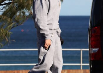 Svjetski poznati reper pokušava ostati neprimijećen dok vježba u teretani North Bondi Outdoor s grupom od osam ljudi.