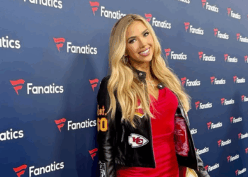 Sada izlazi s bivšim sinom QB-a, nasljednica poglavara Gracie Hunt pokazuje bivšem BF-u što mu nedostaje u crnoj odjeći.