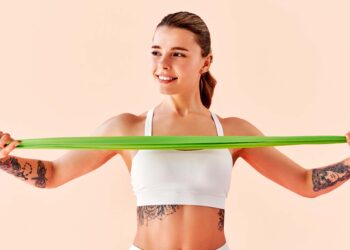 Ne trebate teretanu da postanete jaki – usredotočite se na duboke mišiće s ovim treningom otpora od 5 poteza.