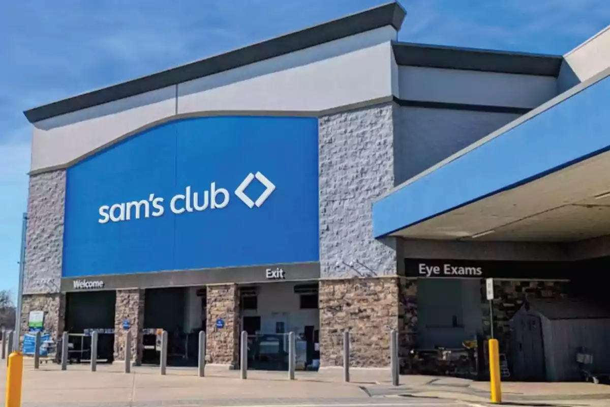 Pročelje Sam's Club trgovine s velikim plavim znakom na glavnom ulazu.