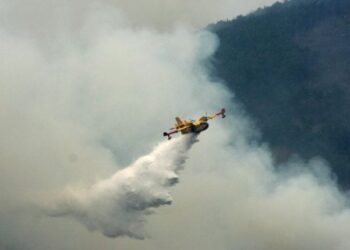Velika vatra ugašena na hrvatskoj obali nakon zračnog i morskog odgovora