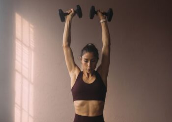 Postavite izazov: 7 najučinkovitijih treninga s bučicom za cijelo tijelo za žene