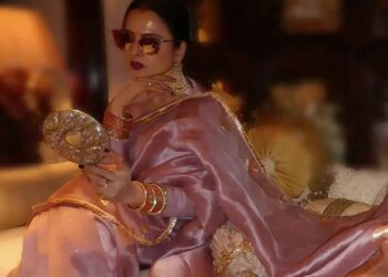 Bollywoodska ikona Rekha oduševila obožavateljice zapanjujućim ružičastim Banarasi svilenim sareeom, pogledajte slike!