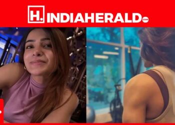 Samantha tonira mišiće i bicepse dok se znoji