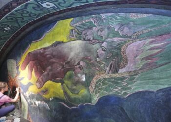 Unutar povijesne crkve s freskama koje prikazuju zabrinjavajući društveni komentar