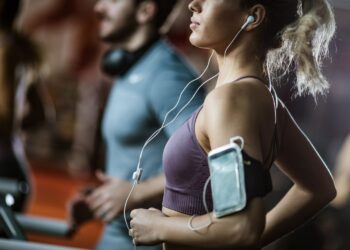 Žena objašnjava muškarcu u teretani zašto ne želi razgovarati