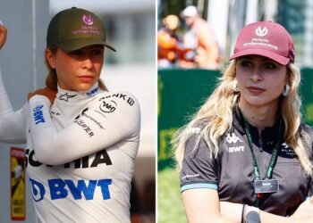 Sophia Floersch prikazuje modrice na leđima s testiranja dok nosi odjeću u crvenoj teretani