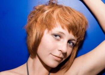 Ljetni frizerski trendovi 2025. – od mikroboba do mekane krem plavokose nijanse