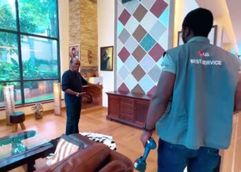 Sneak zaviri u palacijsku kuću Jeffa Koinangea gdje se Elegance susreće s luksuzom.