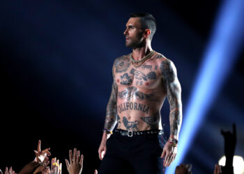 Adam Levine koristi ovu brzu rutinu vježbanja bez teretane kako bi ostao u formi na putu.