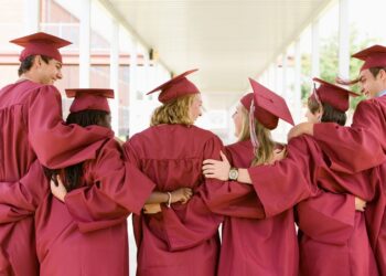 Okupljanje u srednjoj školi može biti opuštajuće. Evo 8 savjeta koji će vam pomoći da uživate u toj večeri.