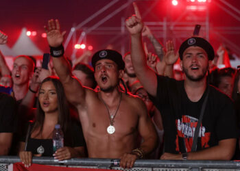 Marko Perković i njegovi obožavatelji izvode pro-nacistički pozdrav na masovnom koncertu