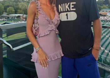 Rosie Huntington-Whiteley očarava u haljini s lilama dok se druži s Wimbledonom, nadajući se Jacku Draperu prije nego što je u teretani pokvarila trbuh.
