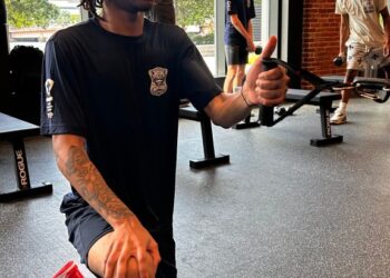 Distrikt C-6 i C-11 pridružuju se mladima u teretani na otvorenom u morskoj luci za razred vježbanja – Policijska uprava u Bostonu