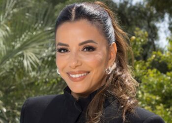 Eva Longoria osvaja u plišanoj halter haljini i sada mi treba
