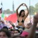 Glastonbury 2025: Deset najvažnijih modnih trendova koji će proizaći iz festivala, od bikinija do mršavih šalova