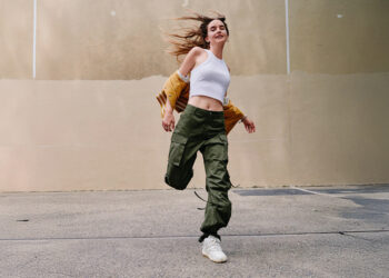 Kako dodatno stilizirati teretne hlače