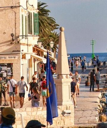 Rewrite the title Hrvatski turistički šef upozorava: Na rubu smo s cijenama
 in Croatian, ensuring that the source website name is not included. Keep all brand names, company names, and proper nouns in their original form without translation.