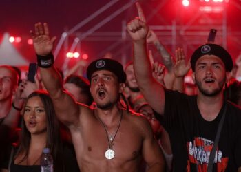 Marko Perković i njegovi obožavatelji upućuju pro-nacističke pozdrave na rekordnom koncertu