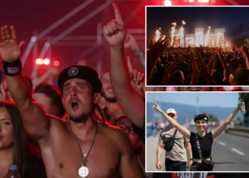 Marko Perković i njegovi fanovi izvode pro-nacistički pozdrav na koncertu.