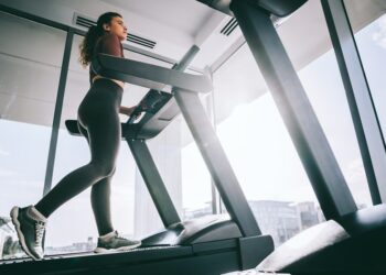 U 52: Ovaj 30-minutni hodajući trening pomaže fitnes treneru da ostane u formi