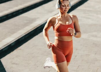 5 vježbi s tjelesnom težinom koje sagorijevaju više trbušnih masnoća nego teretana nakon 40.