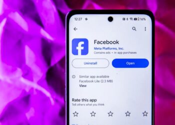 Rewrite the title Gotovo s Facebookom? Povucite utikač na svoj račun (i čuvajte sve svoje stvari)
 in Croatian, ensuring that the source website name is not included. Keep all brand names, company names, and proper nouns in their original form without translation.