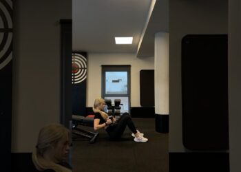 Potisak kukom jednom nogom s girjom