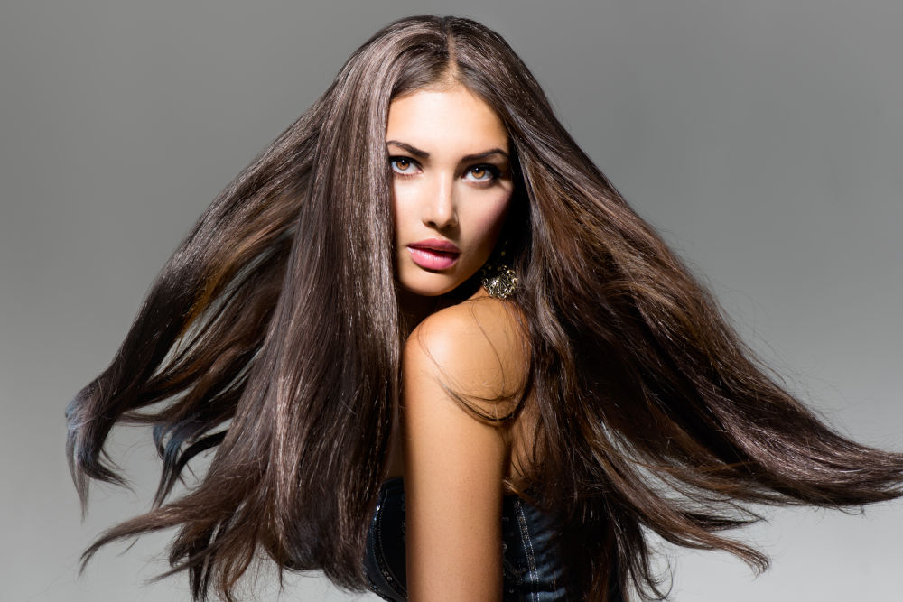 Prekrasna dugokosa manekenka