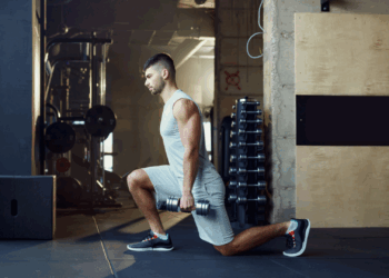 Vrhunski osobni trener otkriva vježbu s bučicama koja će vam pomoći da postanete fit i jaki kod kuće