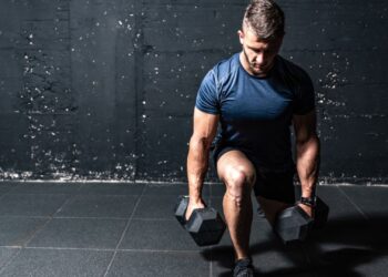 Vježba s bučicama u četiri koraka koju je osmislio Arnold Schwarzenegger za jačanje tijela u 25 minuta